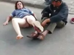 बड़े स्तन वाले हैंडव्हील ने अपने प्रेमी पोर्न के सामने अपने पैर फैला दिए