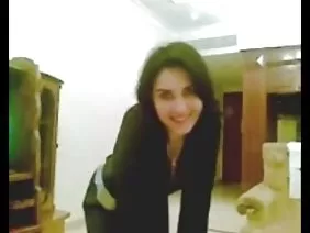 समलैंगिकों के एक समूह ने सभी को पोर्न देखने के लिए सड़क पर लिटा दिया