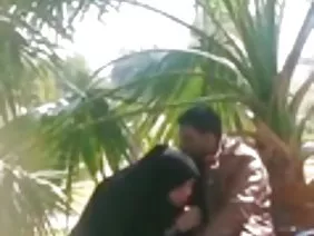 छेद में एक युवा लड़की बड़ा रिसर छेद में