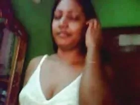 बड़े स्तन के साथ एक खेल लड़की के साथ मोबाइल फोनों के लिए