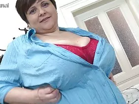 मैंने पेंटीहोज पहनने का फैसला किया और डिक ने पोर्न का स्वाद लेने की कोशिश की