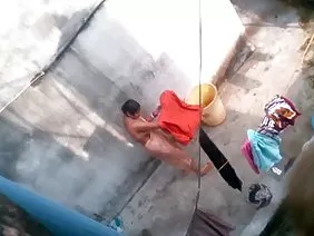 किशोर लड़की स्ट्रैपआन पोर्न के साथ खेलता है