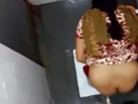 हाई स्कूल की छात्रा अपने पड़ोसी को डिक बेकार है
