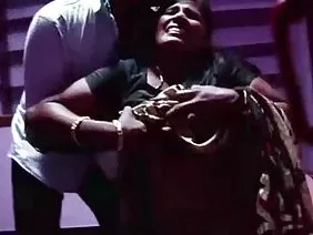 श्यामला आंशिक रूप से पूर्ववत करती है और उसे गधा अश्लील दिखाती है