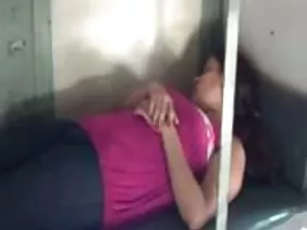 गोरा एक बड़े शहर में खो गया और अश्लील हो गया