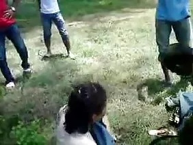 युवा नाजुक लड़की अपने प्रेमी के अश्लील मुर्गा पर कताई