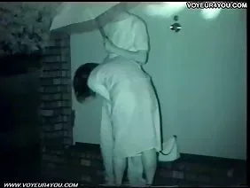 उस आदमी ने टेबल पोर्न पर माँ को चीर दिया