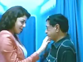 एक जवान आदमी के साथ एक बूढ़ा आदमी दो श्यामला अश्लील के लिए बिखरे हुए