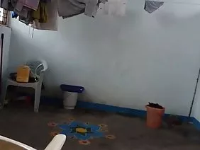लड़के ने सोफे पर एक छोटी लड़की को भुगतान किया