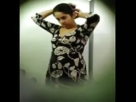 नशे में माँ ने एक युवा पड़ोसी को पोर्न दिया
