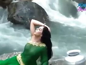 सेक्सी श्यामला सड़क पर एक आदमी दिया