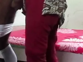 उसने अपनी रेडहेड युवती को उतार दिया और उसे प्रकृति अश्लील वीडियो सुनाया