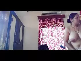 चूत में बड़ा डिल्डो और गांड पोर्न में एक हाथ