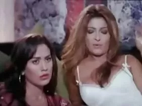 प्यारा गोरा एक आदमी को बकवास करना चाहता था, जबकि उसकी माँ शावर पोर्न में है